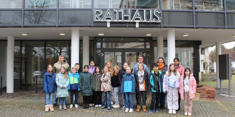 Bürgermeister Andreas Veit mit der Klasse 5e unter Leitung von André Hinsberger (h.l.) / Foto: Gemeinde Nohfelden